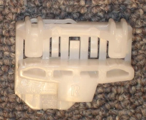 Clip regulador de ventana Passat (1996-) (1x) delantero derecho (pasajero) individual - Imagen 1 de 2