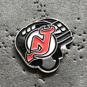 New Jersey Devils Player Helmet NHL Hockey Pin - Imagen 1 de 1
