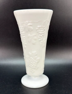 Vintage Milk Glass Vase Tapered with Grapes and Vines Motif - Imagen 1 de 9