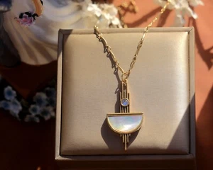 Collier Pendentif Doré Demi Cercle Nacre Blanc Art Deco Vintage Style SB2 - Imagen 1 de 8