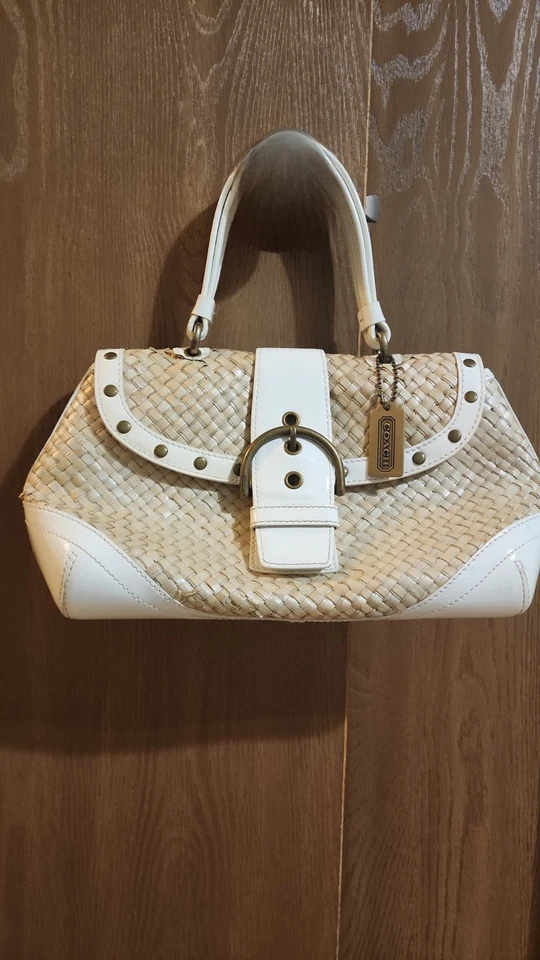 Bolso Coach tejido de paja o rafia con ribete de cuero blanco. Foto 1 de 4