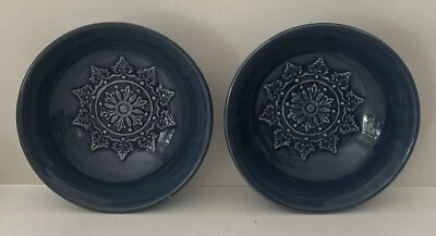 PIER One 1 Chateau Clair cuencos azules festoneados florales en relieve usados en excelente estado (juego de 2) Foto 1 de 4