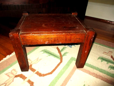 ¡HERMOSO! Antiguo taburete de pie de roble aserrado con cuarto de trabajo Art and Craft Mission Foto 1 de 4