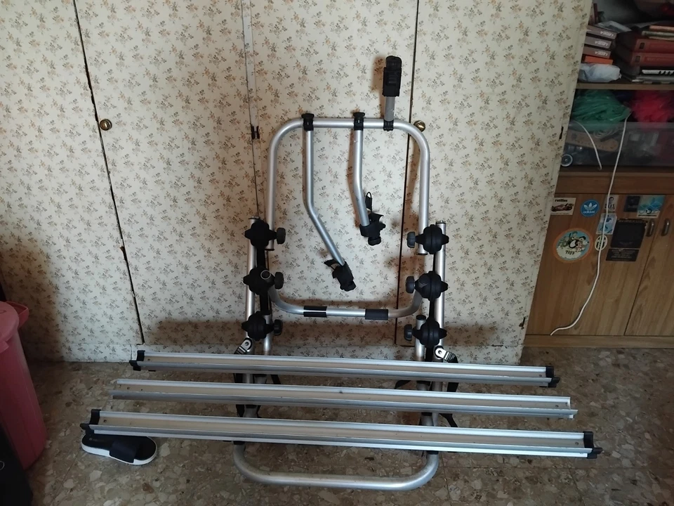 Portabici posteriore auto, 3 posti; No Elettriche. Usato Buone Condizioni  - Immagine 1 di 2