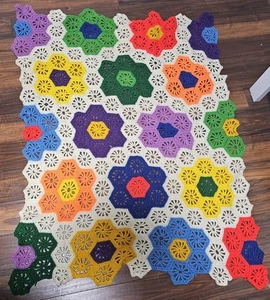 Coperta all'uncinetto esagonale 50 x 38 multicolore lancio della nonna fatta a mano - Foto 1 di 9