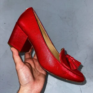Tory Burch Kira Embossed Leather Red Tasseled Pumps Women Sz 9 Gold Charm - Picture 1 of 12