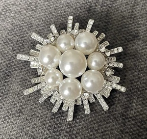 Broche retro tono plateado brillante imitación perla Starburst disfraz llamativo - Imagen 1 de 6