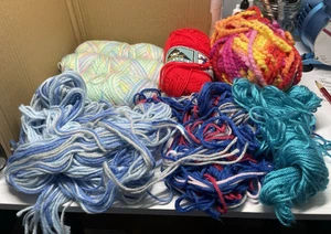 Lote de Hilos Mixtos 1lb Pastel Arco Iris, Rojo, Hilos Multicolores Mezcla Nuevos y Usados - Imagen 1 de 8