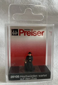 Preiser Spur H0 28105: Hochwürden wartet auf den Zug - Bild 1 von 1