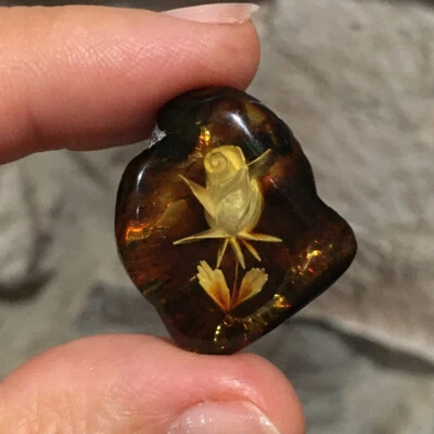 14.3ct 28x24.6x9.5mm Genuine Baltic Amber With Carved Rose Free From Cabochon - Image 1 of 4