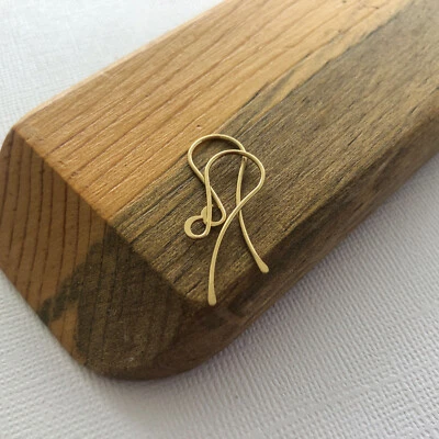 Alambres de oreja de gancho francés de oro macizo de 18 quilates - Ganchos para pendientes de oro - Hallazgo de oro amarillo Foto 1 de 4