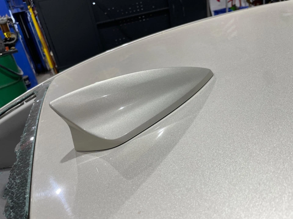 2015 - 2016 Chevy Malibu Silver-GWT Roof Mounted GPS Antenna Mast - Image 1 of 1