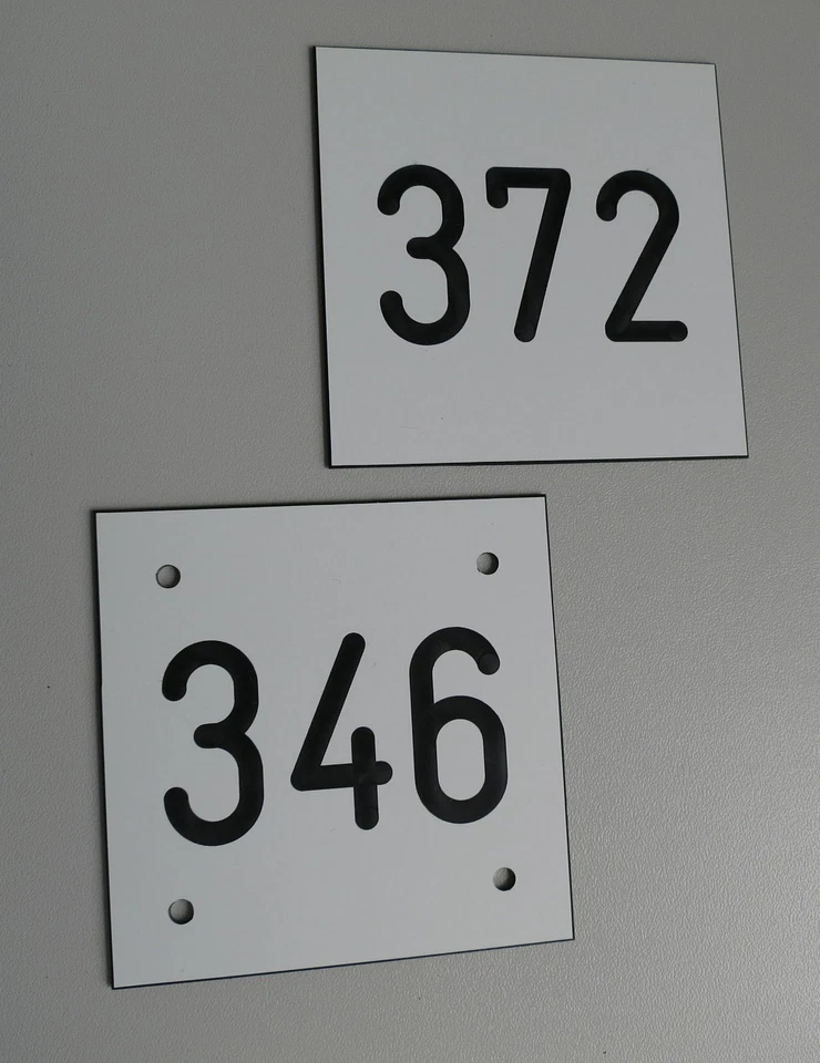 PVC Kunststoff Schilder Zahlenschilder Ziffernschilder 80mm x 80mm mit Gravur