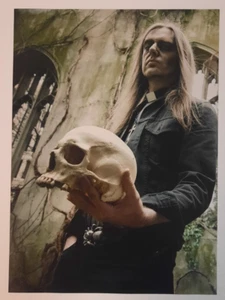 KATHEDRALE ~ Sänger Lee Dorrian hält einen Schädel Doom ~ Magazinseite PINUP - Bild 1 von 1