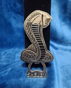 Abridor de botellas magnético Shelby Cobra serpiente metal moldeado chapado en estaño antiguo - Imagen 1 de 2