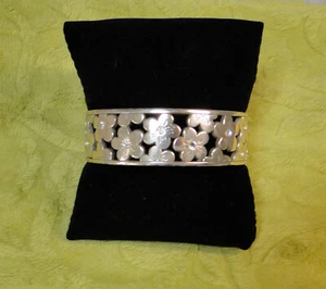 PRE-OWNED Brighton 💎 Daisy Flower w/ Clear Center Stones Bangle Bracelet - Picture 1 of 10