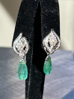 Pendientes gotas redondas de esmeralda con racimo de diamantes de oro blanco de 18 k día noche Foto 1 de 4