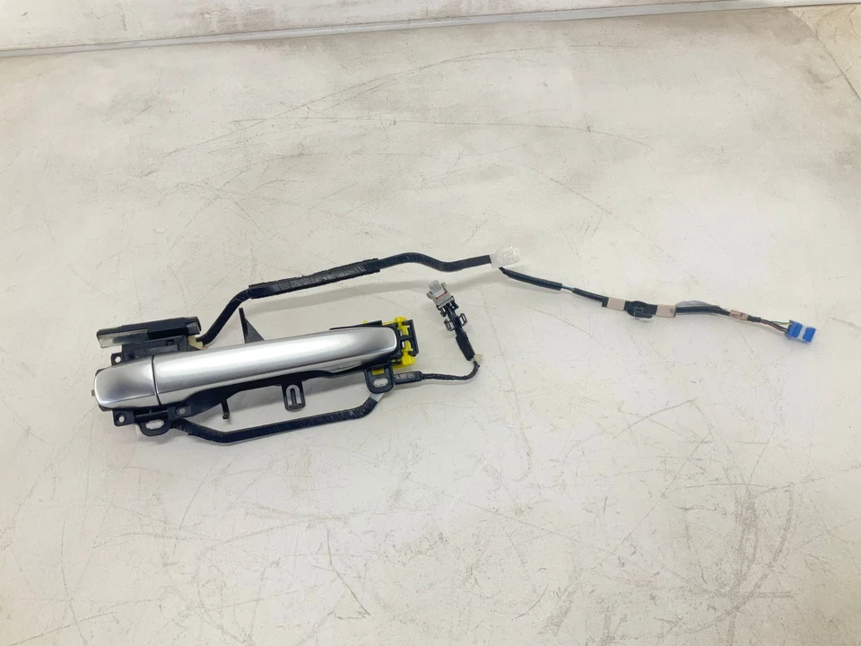 Manija de puerta delantera derecha enchufable exterior Toyota Prius 12-15 con cable de llave Foto 1 de 4