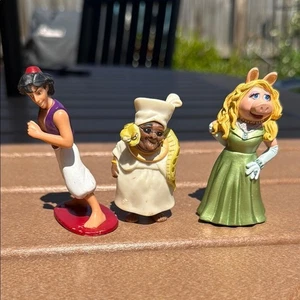Konvolut 3 PVC Disney Figuren mit Sockel Aladdin, Miss Piggy, Odie - Bild 1 von 10
