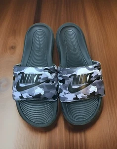 Nike MEN 8 Black & Gray Camo Print Slip On Slides Shoes NEW - Picture 1 of 7