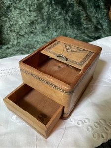 CIGARRILLO/BARATIJA/JOYERO CON INCRUSTACIONES ESTILO TUNBRIDGE WARE DE COLECCIÓN, MADERA 1900 - Imagen 1 de 9