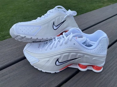 CW2626-102 Nike Shox R4 Zapatos Informales Blanco/Rojo Picante Talla Juvenil 4 Mujeres 5.5 Foto 1 de 4