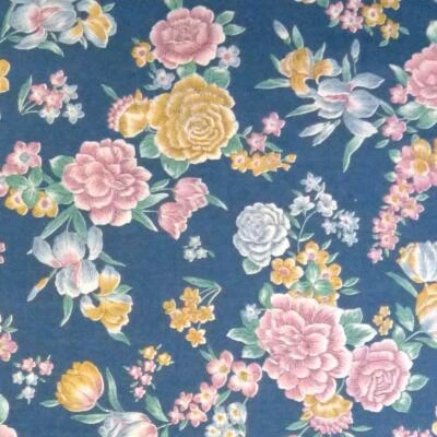 An Ozark Calico, flores rosadas y amarillas sobre azul pizarra, algodón por 1/2 yarda Foto 1 de 4