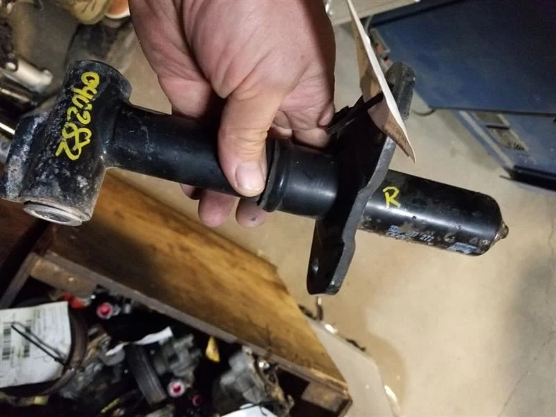 Amortiguador parachoques delantero pasajero modelo VIN D octavo dígito compatible con 96-02 AUDI A4 239909 Foto 1 de 3