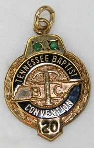 Colgante Vintage TENNESSEE BAPTIST CONVENTION 20 Años Lleno de Oro 2 Piedras Verdes - Imagen 1 de 4