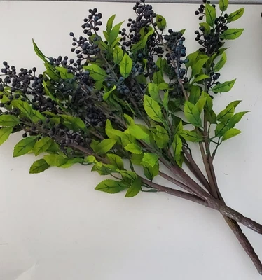 "Vástago en aerosol de arándanos artificiales de 21"" con hojas verdes - rama de bayas de imitación" Foto 1 de 4