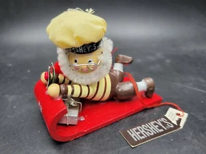 Hershey Kiss adorno de Navidad Hershey hombre en trineo 1992 Kurt Adler - Imagen 1 de 5