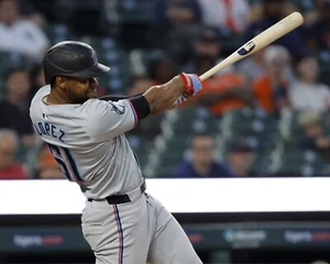 Foto de béisbol Otto Lopez Swinging Action Miami Marlins 8x10 MLB - Imagen 1 de 1