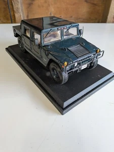 1/18   HUMMER  HARD TOP IN  DARK  GREEN  BY MAISTO      # 31857 WITH STAND - Picture 1 of 8