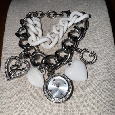 Reloj Guess Corazón Blanco Lucite Dije Pulsera Color Plata 4 Dijes Pesado Foto 1 de 4
