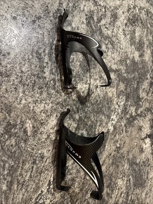 Juego de 2 jaulas de batalla de agua de carbono Serfas Foto 1 de 4