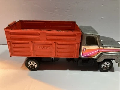 Vintage ERTL International Cattle Livestock Hauler  10 “ Pressed Steel Truck - Image 1 of 4