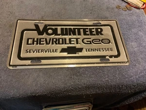 Placa de licencia de concesionario de metal voluntario Chevrolet Sevierville Tennessee - Imagen 1 de 3
