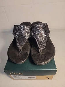 Sandali donna Clarks Mimic Jane in peltro con paillettes e zeppa taglia 7M - Foto 1 di 6