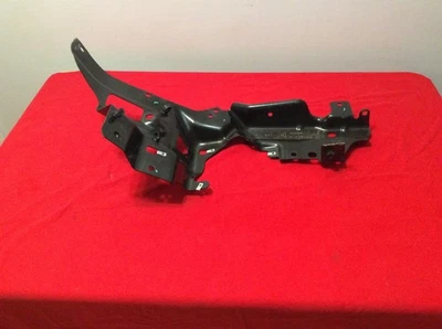 Suporte de para-choque dianteiro esquerdo driver GMC Sierra Chevrolet Silverado 2500 2020-2023 - Imagem 1 de 4