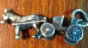 De Colección Caballo Y Cochecito Carruaje Micro Colgante Marcado Webster Dije - Imagen 1 de 12