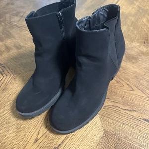 Size 8 - Me Too Ankle Boots Women’s Black Suede Pull On~Comfort~Block Heel (N6) - Picture 1 of 5
