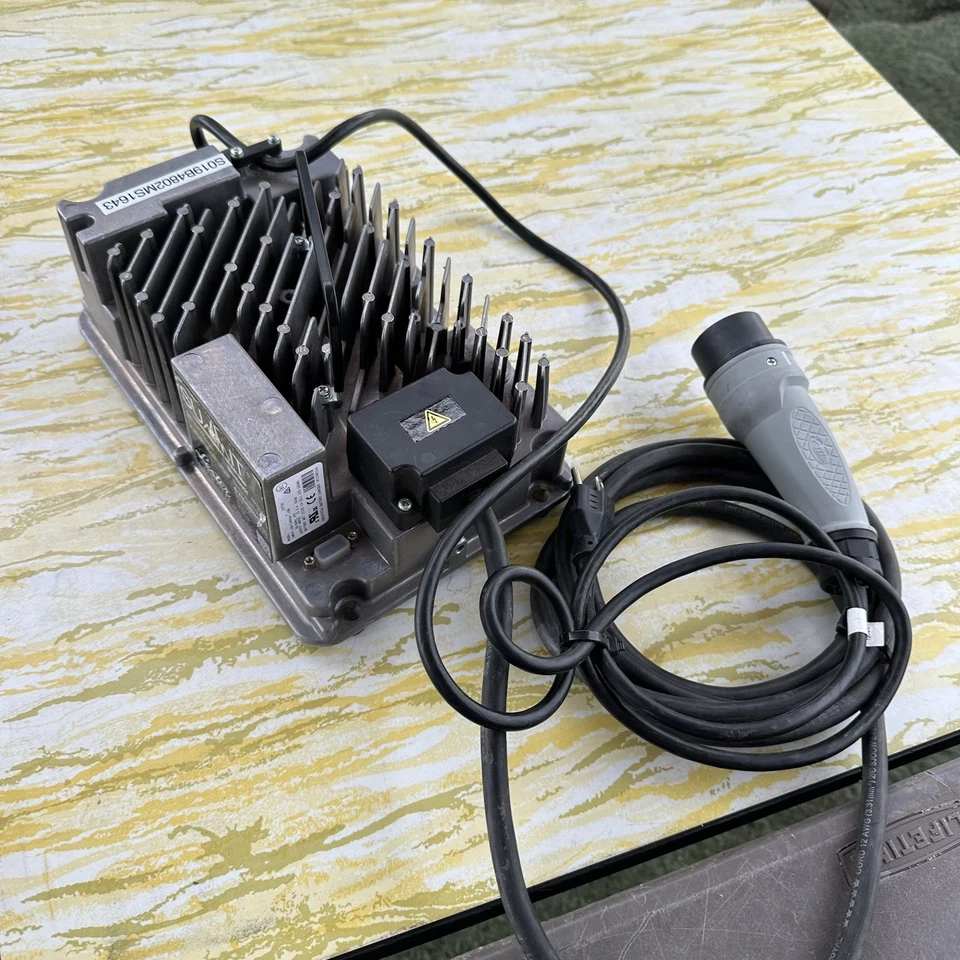 Carregador de bateria para carrinho de golfe Lester Summit II 48V. - Imagem 1 de 4