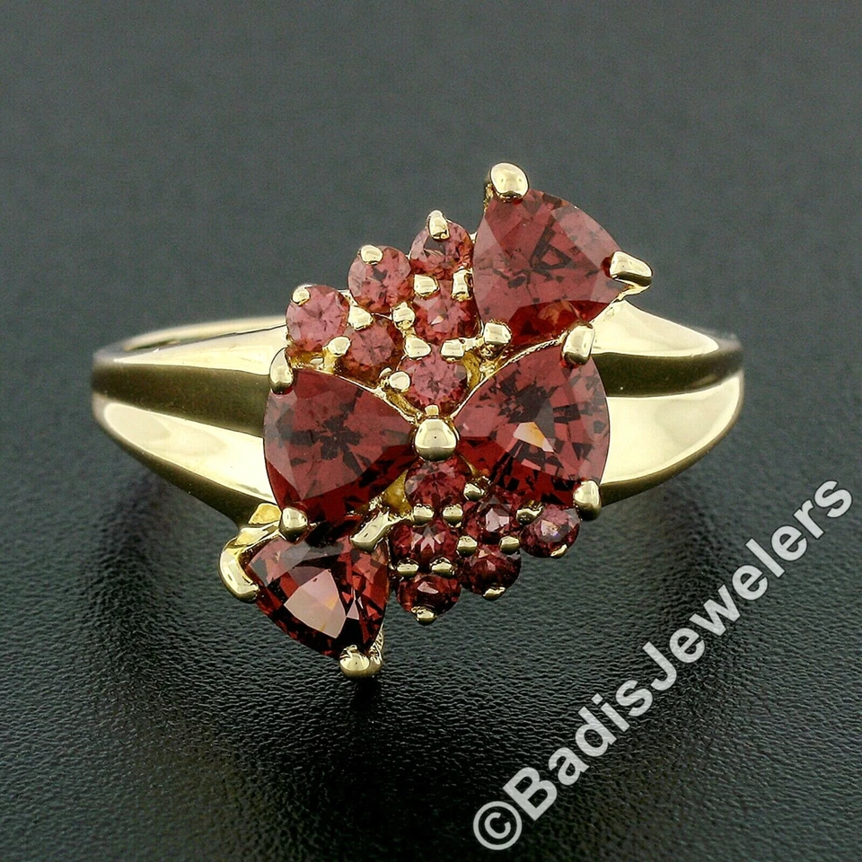 Anillo de cóctel de oro amarillo de 10 quilates con racimo de granate rodolita redondo de 1,76 quilates y 1,76 quilates Foto 1 de 4