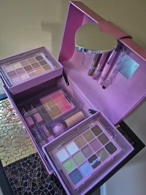 Ulta Beauty Box (Pink) "Joy Bright" 44 Pcs Makeup Kit Collection Ret. $220 New - Immagine 1 di 4