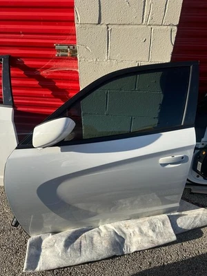 Dodge Charger 2015-2023 puerta delantera izquierda del lado del conductor (blanco) Foto 1 de 4