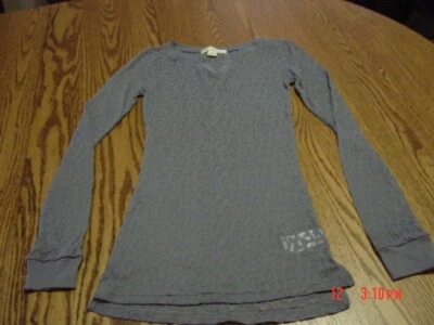 Top semi transparente Peek a Boo para mujer Junior de Derek Heart calce ajustado gris Foto 1 de 3