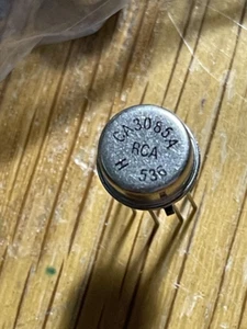 ONE RCA CA3085A , Voltage Regulator IC in an 8 pins TO-5 metal can - Picture 1 of 2