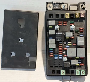 Caja de fusibles bahía motor Chevy Trailblazer GMC Envoy 15141559 5,3 6,0 - Imagen 1 de 6