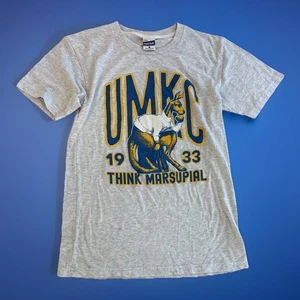 Camiseta UMKC Think Marsupial Gris, Material Suave Marca Charlie Hustle - Imagen 1 de 4