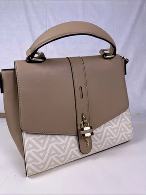 Bolso de Mano ALDO Cartera con Herrajes Dorados y Dije para Llaves Excelente Estado. Foto 1 de 4